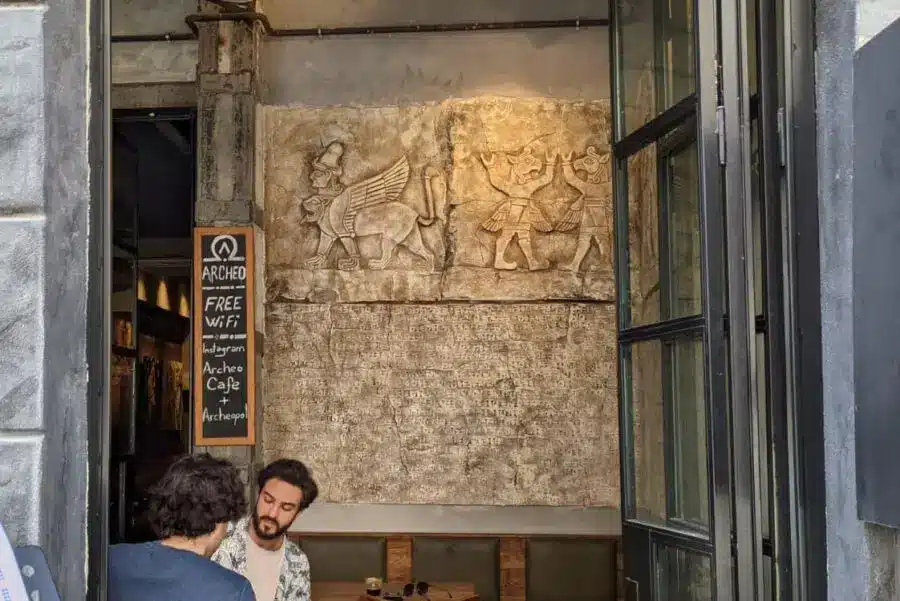 תבליט בכתב יתדות בבית קפה באיסטנבול