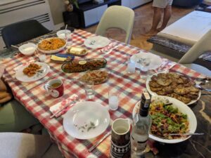 שולחן עם אוכל טורקי