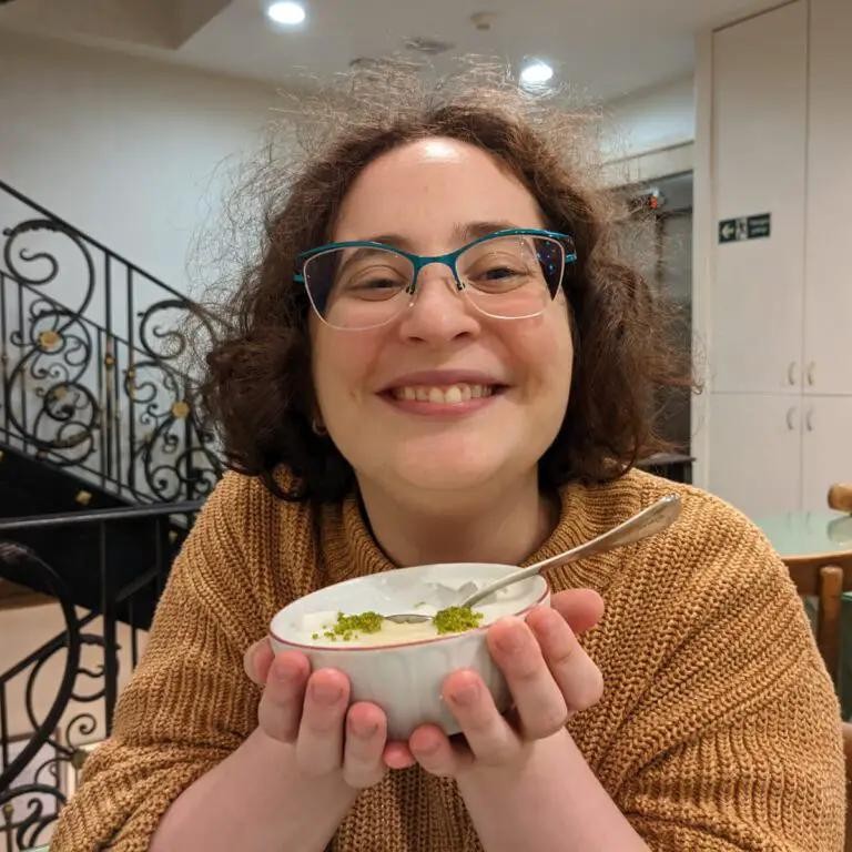 מלבי מסטיקה בקערה קטנה עם פיסטוק קצוץ וכפית
