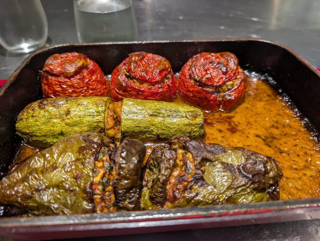 עגבניות, קישוא ופלפלים ממולאים בתבנית אפייה